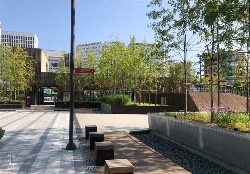 Khuôn viên bệnh viện, nơi được hội bạn hay tận dụng nghỉ trưa để tán gẫu cùng nhau