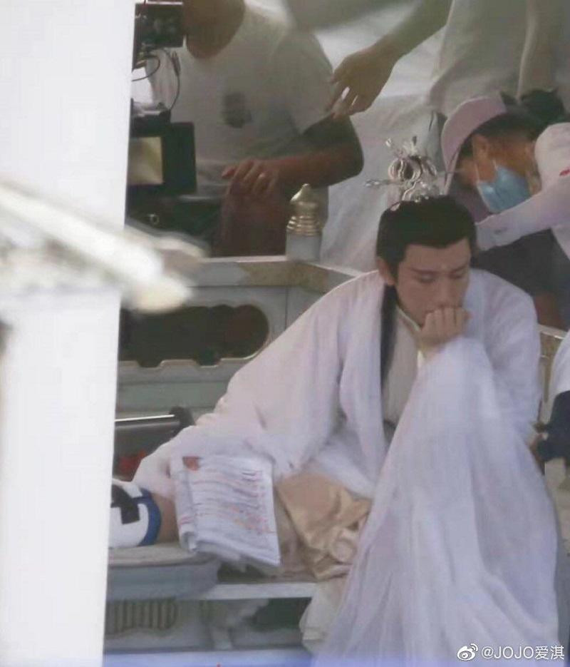 Thành Nghị vẫn đến phim trường, đọc kịch bản và chờ đến cảnh quay. Thành Nghị vẫn đến phim trường, đọc kịch bản và chờ đến cảnh quay.