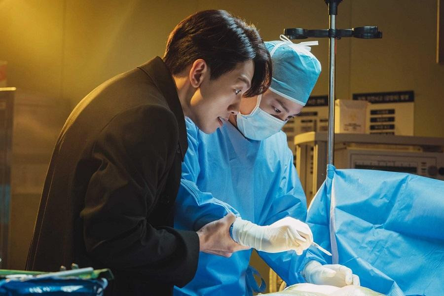 Cha Young Min cũng không ngờ mình có thể nhập vào Seung Tak để tự cứu lấy chính mình.