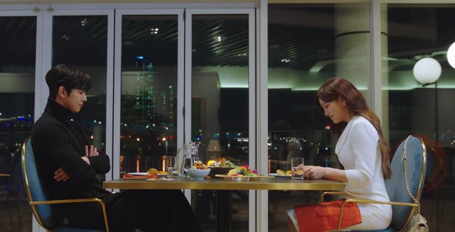 Cả hai đi ăn mừng kỷ niệm một năm quen nhau dưới sự sắp xếp và giám sát của chủ tịch Kang Da Goo. Cả hai đi ăn mừng kỷ niệm một năm quen nhau dưới sự sắp xếp và giám sát của chủ tịch Kang Da Goo.