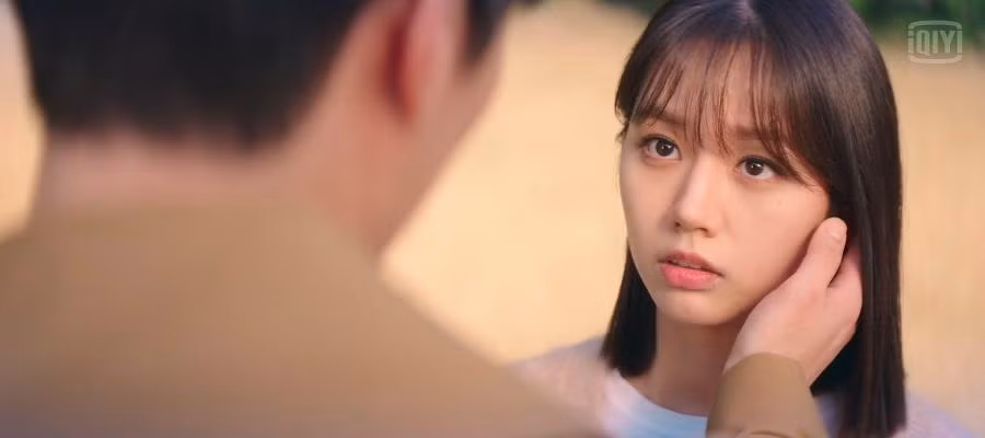 nhưng thỉnh thoảng vẫn bị vẻ điển trai của Shin Woo Yeo hớp hồn.