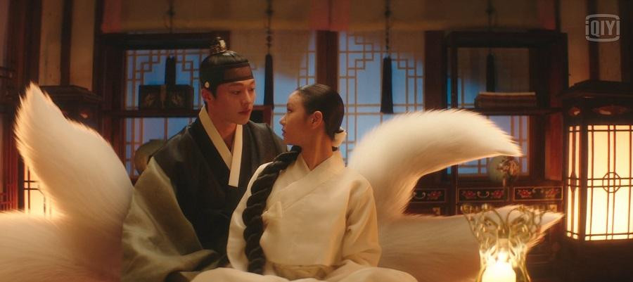 Cứ qua 100 năm, Shin Woo Yeo lại mọc thêm một cái đuôi, cho đến khi trở thành cửu vỹ hồ thì 100 năm tiếp theo sẽ chuyển kiếp thành người. Cứ qua 100 năm, Shin Woo Yeo lại mọc thêm một cái đuôi, cho đến khi trở thành cửu vỹ hồ thì 100 năm tiếp theo sẽ chuyển kiếp thành người.