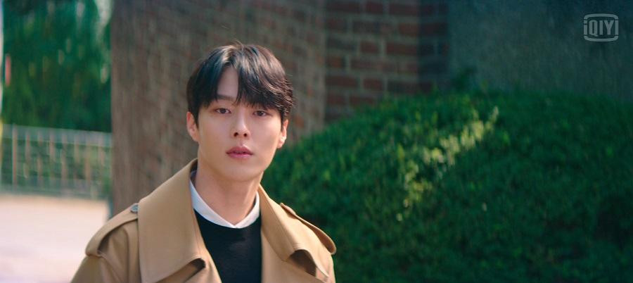 Ngoài việc chính là đợi ngày trở thành người thì công việc phụ của anh là làm giáo sư, nhờ kiến thức tích lũy hàng trăm năm qua. Ngoài việc chính là đợi ngày trở thành người thì công việc phụ của anh là làm giáo sư, nhờ kiến thức tích lũy hàng trăm năm qua.