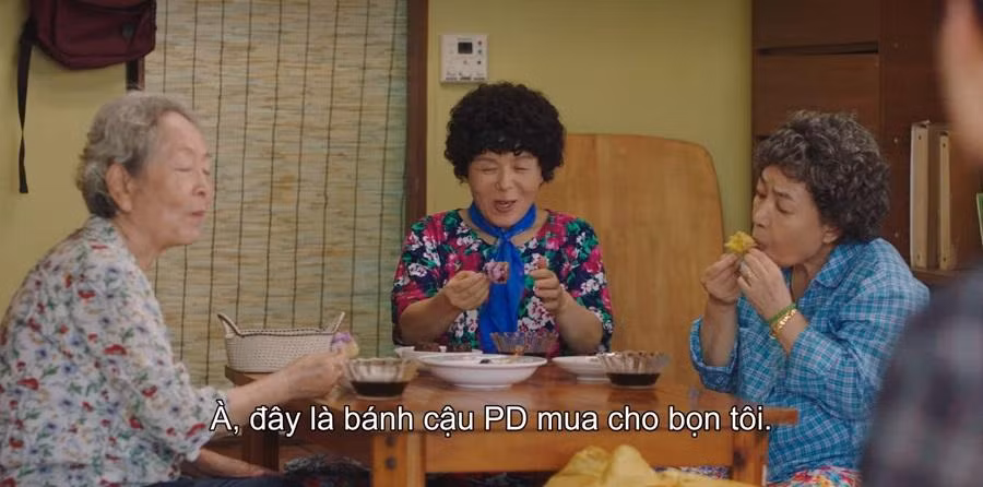 Liên tục mua quà cho mọi người