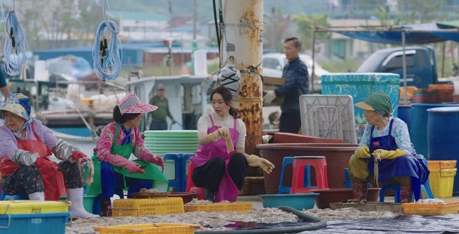 Thay vì cho Yoon Hye Jin mượn tiền, Hong Doo Sik lại đưa cô đi cắt mực kiếm tiền trả tiền ăn uống, ngủ nghỉ một đêm tại Gongjin.