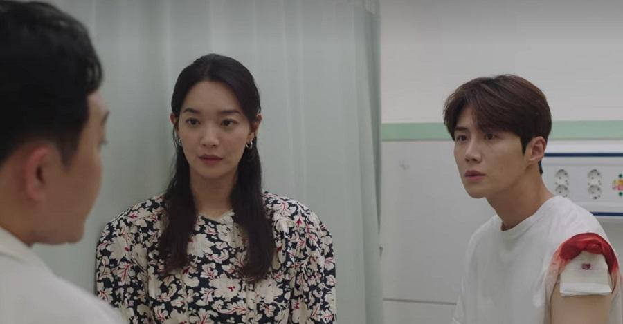 Nhưng Doo Sik cũng bị tấn công và bị thương cánh tay