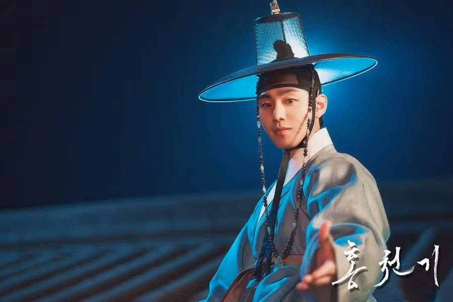 Ahn Hyo Seop được khen ngợi khi vào vai nhà chiêm tinh mù Ha Ram trong "Bầu Trời Rực Đỏ"