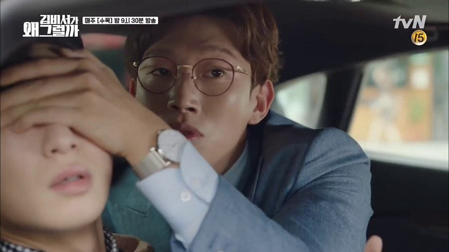 Kang Ki Young với vai diễn tấu hài trong "Thư Ký Kim Sao Thế?". Kang Ki Young với vai diễn tấu hài trong "Thư Ký Kim Sao Thế?".