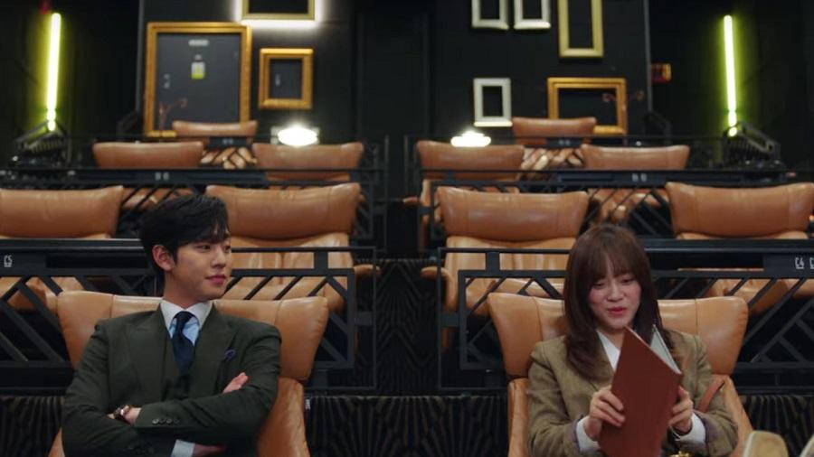 Nên lấy việc công thay việc tư để rủ &quot;gái cơ quan&quot; đi xem phim.