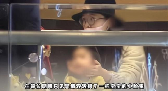 Ngô Thiến đưa con đi chơi bị cộng đồng mạng bắt gặp.