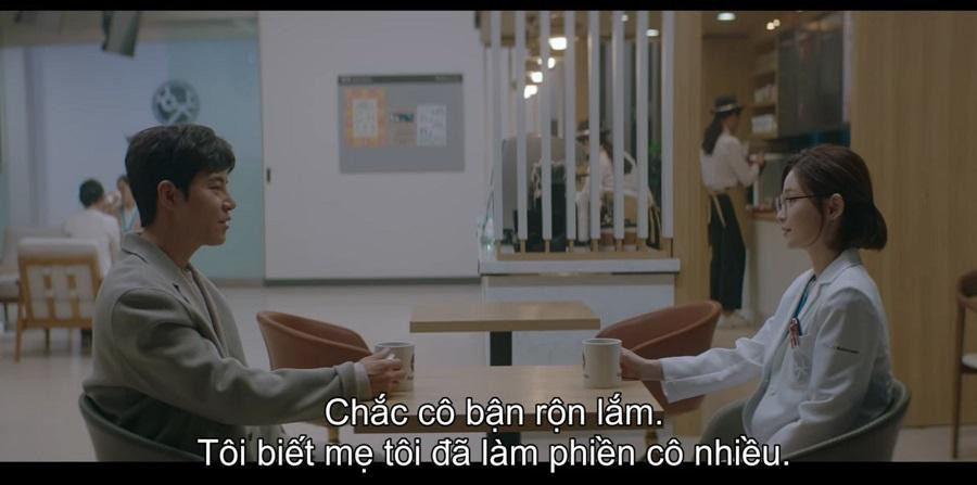 Trong tập 2, Song Hwa được mẹ của bệnh nhân nhất định đòi làm mai con trai cho cô. Và đây chính là chàng trai con nhà người ta ấy.