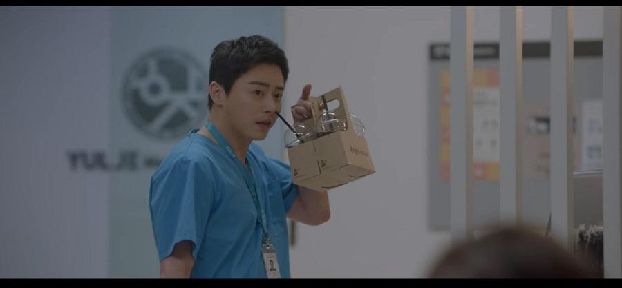 Thấy crush xem mắt, Ik Jun được một phen &quot;cố tỏ ra là mình ổn nhưng sâu bên trong nước mắt là biển rộng&quot;, đến cả ống hút còn cả lên mũi thế kia mà!