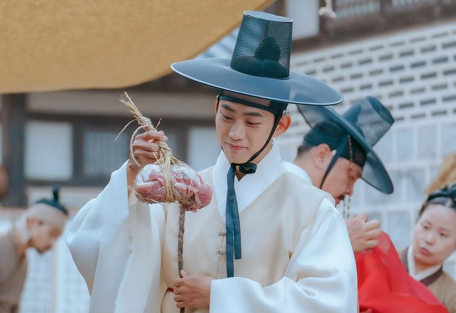 Ra Yi Eon (Taecyeon) chỉ thích được ăn ngon, sống khỏe nhưng cuộc đời đẩy đưa phải trở thành Ám hành Ngự sử. Ra Yi Eon (Taecyeon) chỉ thích được ăn ngon, sống khỏe nhưng cuộc đời đẩy đưa phải trở thành Ám hành Ngự sử.