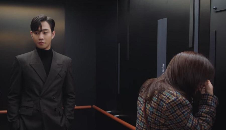 Shin Ha Ri dở khóc dở cười vì liên tục "đụng độ" Kang Tae Moo ở chỗ làm. Shin Ha Ri dở khóc dở cười vì liên tục "đụng độ" Kang Tae Moo ở chỗ làm.