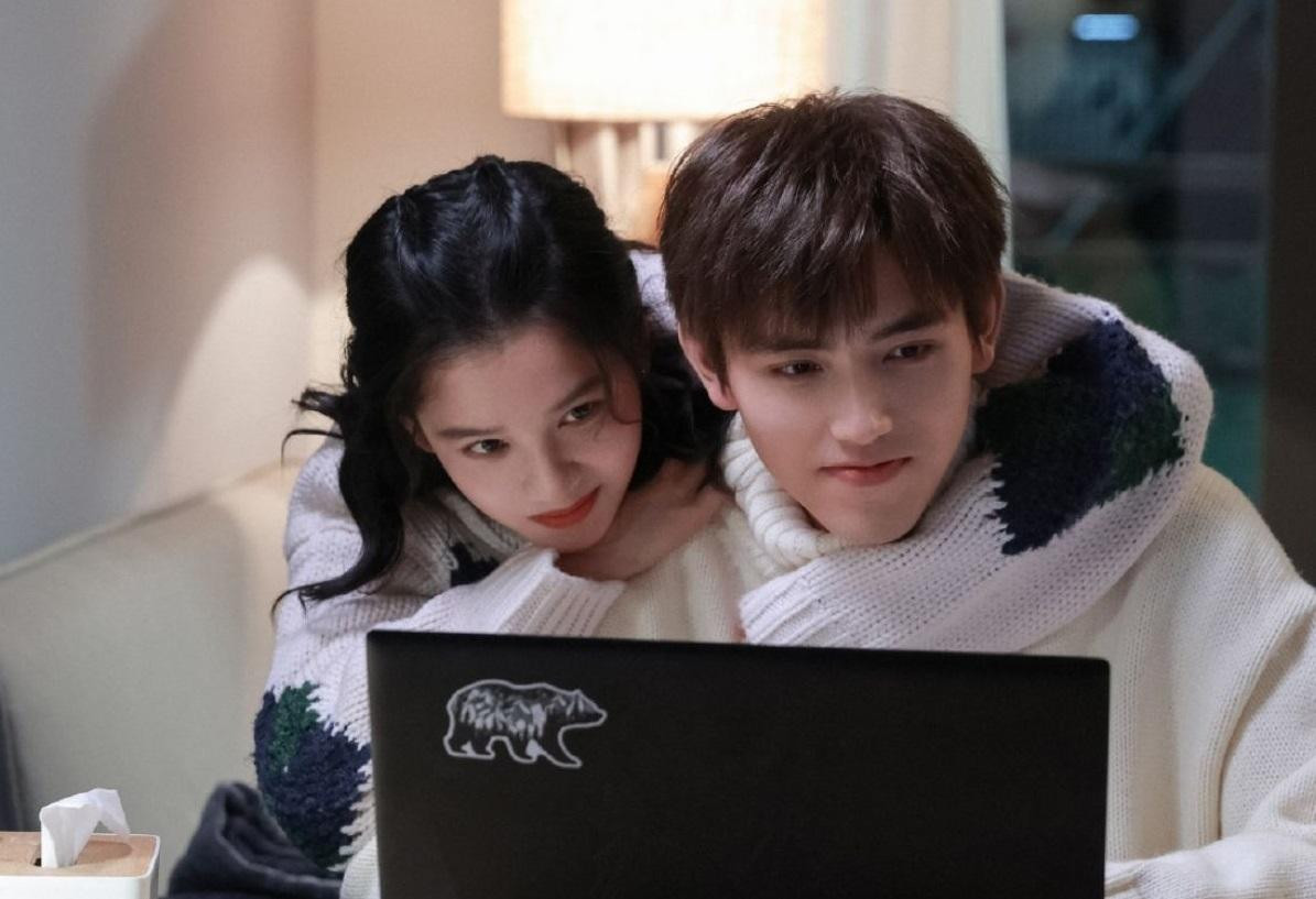 Trần Phi Vũ vai Lý Tuân, Trương Tịnh Nghi vai Chu vận trong &quot;Chiếu Sáng Anh, Sưởi Ấm Em&quot;.