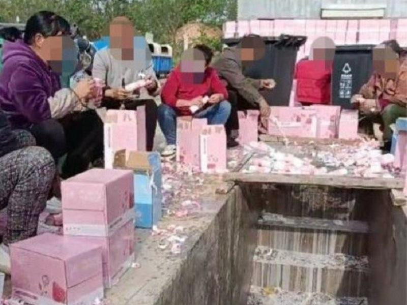 Hành động mua sữa để lấy mã code, xong mang sữa đi đổ bỏ đã phản ánh lối sống tha hóa, lệch lạc của giới trẻ trong việc theo đuổi thần tượng. Hành động mua sữa để lấy mã code, xong mang sữa đi đổ bỏ đã phản ánh lối sống tha hóa, lệch lạc của giới trẻ trong việc theo đuổi thần tượng.