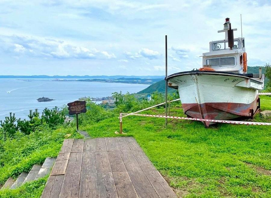 Tượng chú mực khổng lồ ở chợ Cheongha và chiếc tàu của Doo Sik ở trên đồi sẽ được giữ lại cho du khách đến chụp hình kỷ niệm