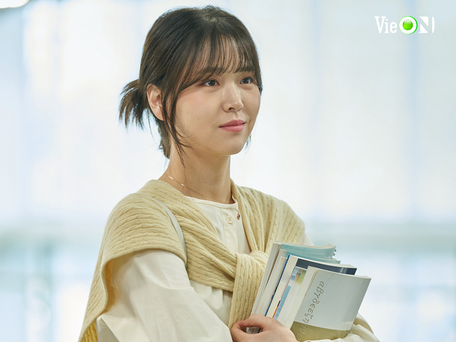 Kim Ji Eun trong vai Kim Hee Ah.