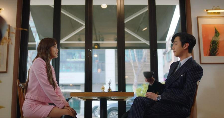 Hẹn Shin Ha Ri ra gặp mặt giờ nghỉ trưa. Hẹn Shin Ha Ri ra gặp mặt giờ nghỉ trưa.