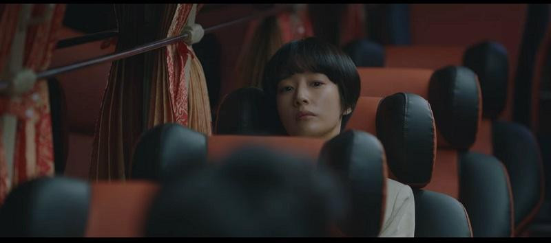 Chuyến xe buýt cuối cùng trong ngày lúc này chỉ có hai người chưa biết phải đối mặt thế nào. Chuyến xe buýt cuối cùng trong ngày lúc này chỉ có hai người chưa biết phải đối mặt thế nào.