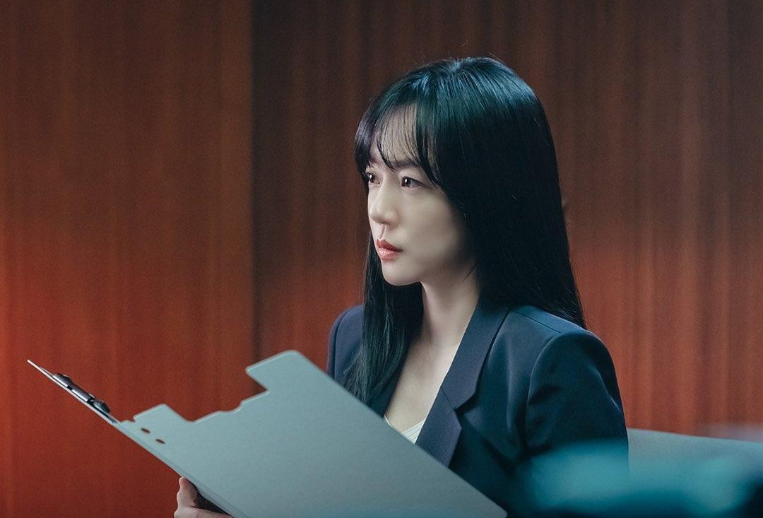 Trong khi Ji Yoon Soo lại chọn làm cô giáo dạy ở một trung tâm không tiếng tăm, không ai biết trong bốn năm qua cô đã sống như thế nào. Trong khi Ji Yoon Soo lại chọn làm cô giáo dạy ở một trung tâm không tiếng tăm, không ai biết trong bốn năm qua cô đã sống như thế nào.