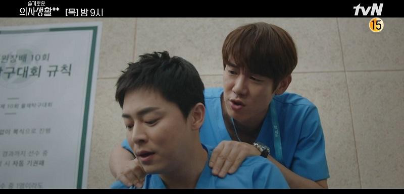 Jeong Won sốt sắng cổ vũ Ik Jun trước giờ thi đấu. Jeong Won sốt sắng cổ vũ Ik Jun trước giờ thi đấu.