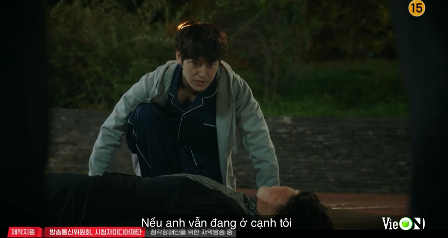 Seung Tak lúc này bắt đầu biết bên cạnh mình có một hồn ma bác sĩ. Seung Tak lúc này bắt đầu biết bên cạnh mình có một hồn ma bác sĩ.