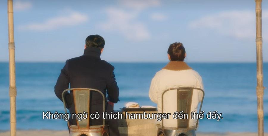 Không bỏ cuộc, Tae Moo tiếp tục rủ Ha Ri ra biển ăn hamburger ngắm hoàng hôn.