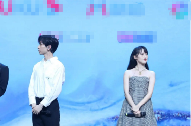 Người hâm mộ cặp đôi không khỏi chạnh lòng khi thấy cảnh này. Người hâm mộ cặp đôi không khỏi chạnh lòng khi thấy cảnh này.