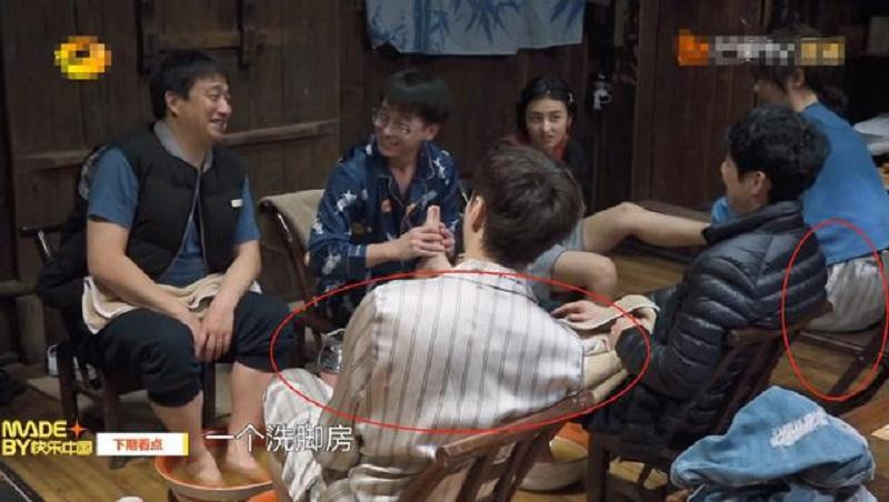 Đồ ngủ đôi càng củng cố tin đồn hẹn hò của Dương Tử và Trương Nghệ Hưng? Đồ ngủ đôi càng củng cố tin đồn hẹn hò của Dương Tử và Trương Nghệ Hưng?