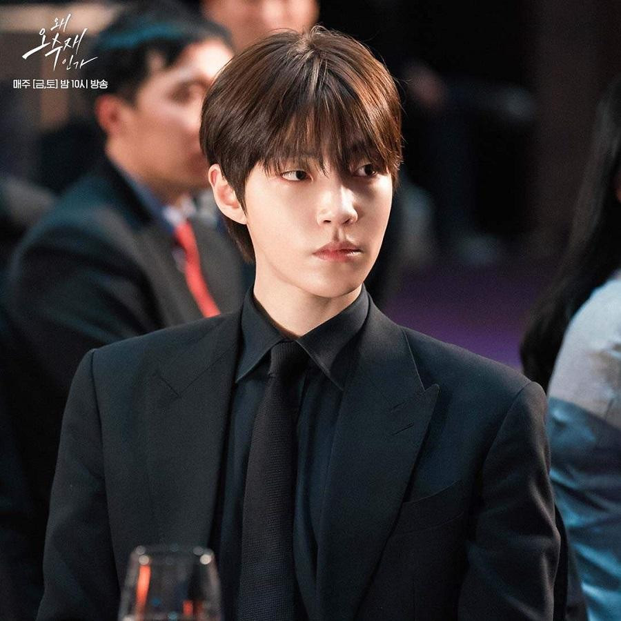 Hwang In Yeop đã có màn chào sân với tư cách nam chính gây thất vọng trong "Why Her?". Hwang In Yeop đã có màn chào sân với tư cách nam chính gây thất vọng trong "Why Her?".