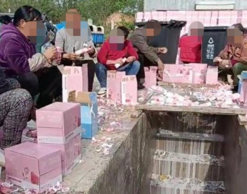 Người hâm mộ mua sữa để lấy mã QR bình chọn xong mang sữa thừa đổ xuống cống Người hâm mộ mua sữa để lấy mã QR bình chọn xong mang sữa thừa đổ xuống cống