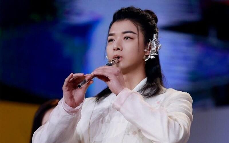 Hoắc Tôn vướng bê bối tình ái và những vấn đề đạo đức cá nhân, buộc phải rời khỏi showbiz.