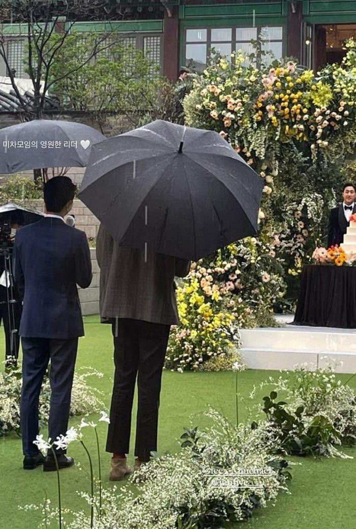 Ban đầu còn tưởng anh chàng đi với ai lạ Ban đầu còn tưởng anh chàng đi với ai lạ