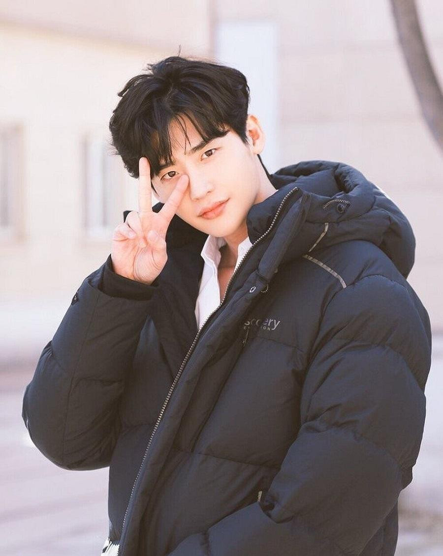 Lee Jong Suk trở lại màn ảnh nhỏ với vai luật sư hạng ba Park Chang Ho Lee Jong Suk trở lại màn ảnh nhỏ với vai luật sư hạng ba Park Chang Ho
