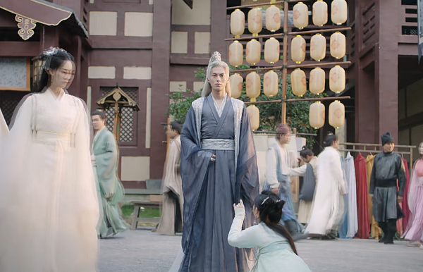 Vương Hạc Đệ với biểu cảm đơ cứng toàn thân chứ không chỉ khuôn mặt. Vương Hạc Đệ với biểu cảm đơ cứng toàn thân chứ không chỉ khuôn mặt.