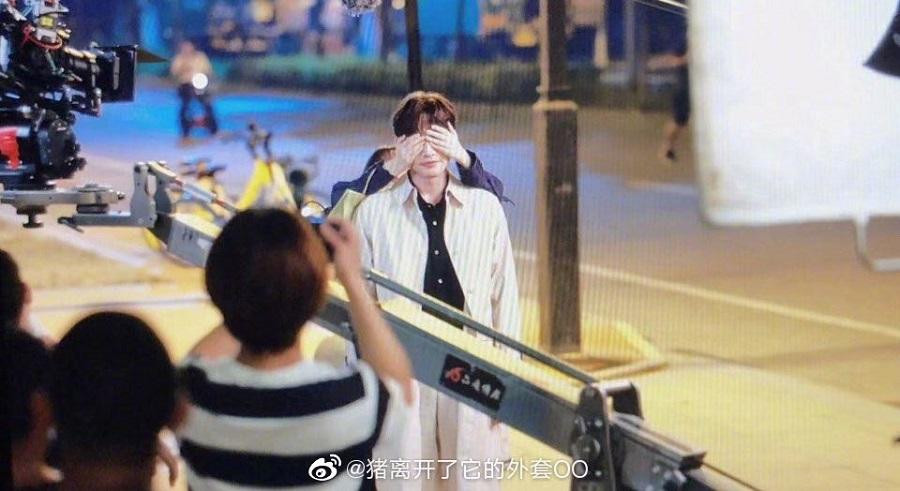 Tuy nhiên cũng có thể hiểu vì nhân vật Trang Vũ là nhà nghiên cứu thực vật học, vốn không quan tâm thế giới bên ngoài, cũng ít có tiếp xúc với ai nên anh có phần đơn giản.