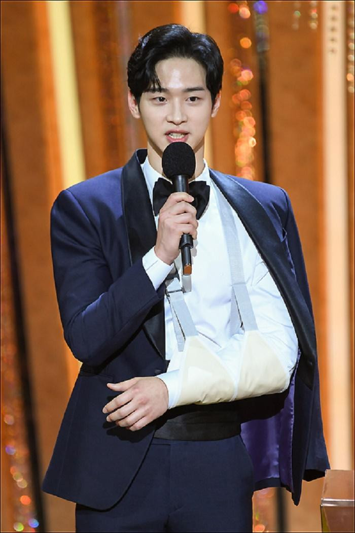 Jang Dong Yoon trong buổi ra mắt phim "Joseon Exorcist". Jang Dong Yoon trong buổi ra mắt phim "Joseon Exorcist".