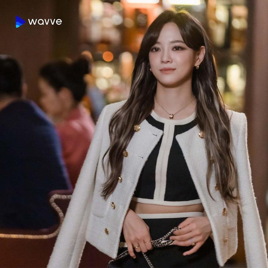 Nhưng lại đầy thần thái, quyến rũ khi trở thành quý cô nhà tài phiệt đi xem mắt.