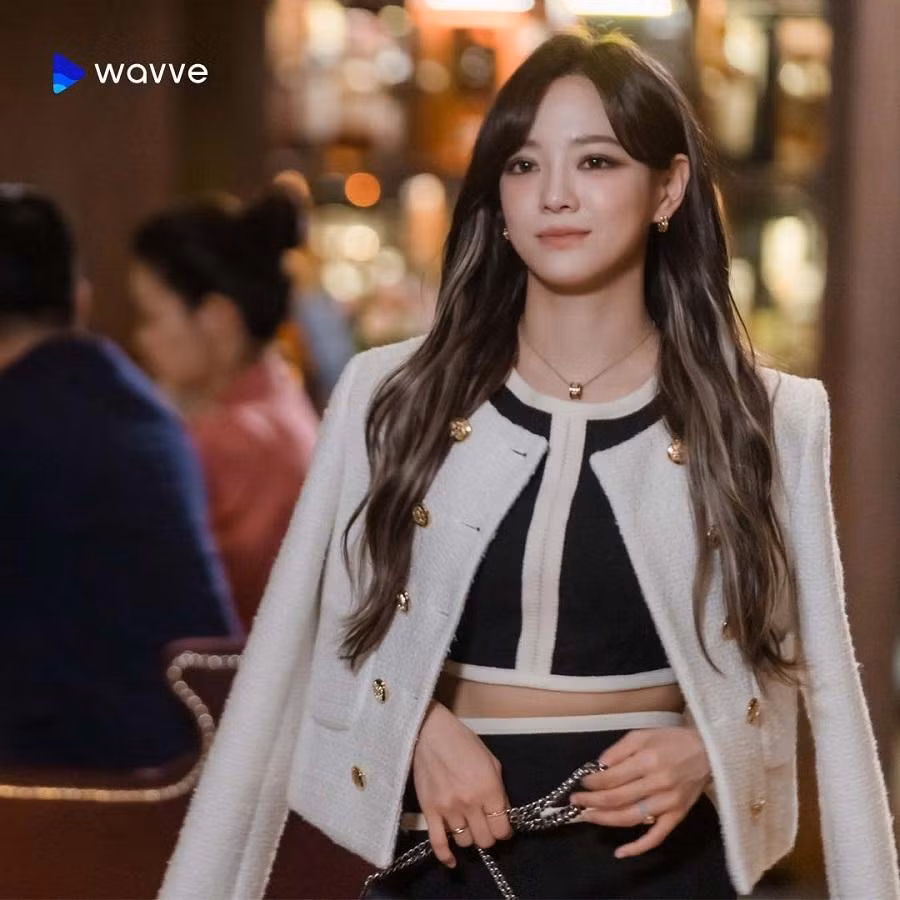 Nhưng lại đầy thần thái, quyến rũ khi trở thành quý cô nhà tài phiệt đi xem mắt.