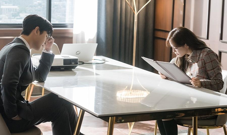 Shin Ha Ri và Kang Tae Moo quyết định ký hợp đồng hẹn hò.