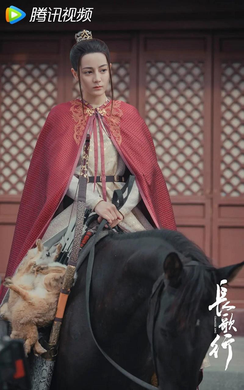 Địch Lệ Nhiệt Ba giả trai trong tập đầu.