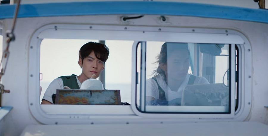 Kim Woo Bin trong vai thuyền trưởng Park Jung Joon.