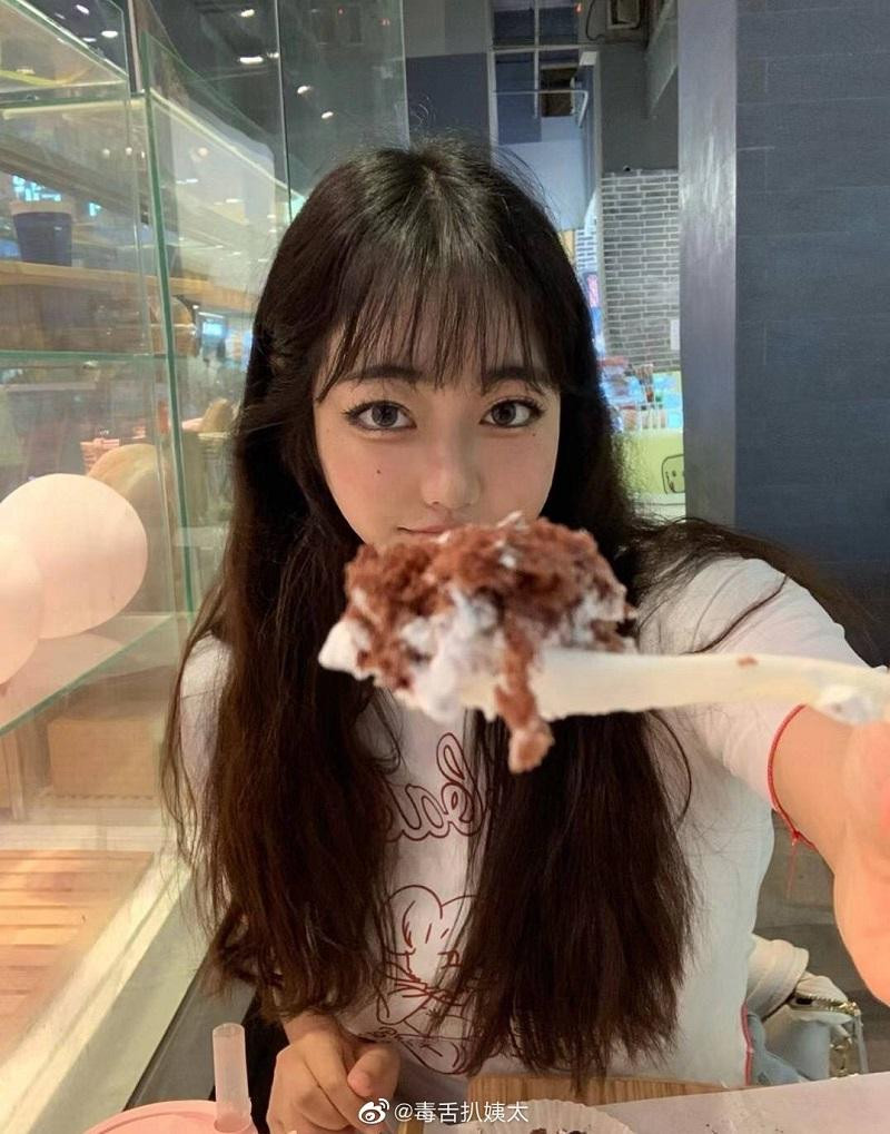 Tống Tống Xán là cô nàng cuối cùng lên tiếng bóc phốt, nhưng cũng là người nhanh nhất đính chính rằng bản thân chỉ muốn phốt cho vui.