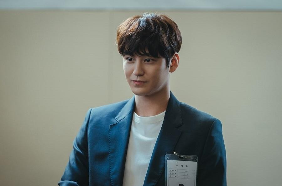 Kim Bum vào vai Go Seung Tak trong &quot;Ghost Doctor&quot;.