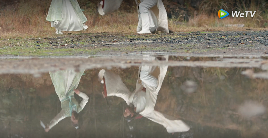 Ê-kíp xử lý hậu kỳ tiếp tục để lộ hình ảnh diễn viên đóng thế. Ê-kíp xử lý hậu kỳ tiếp tục để lộ hình ảnh diễn viên đóng thế.