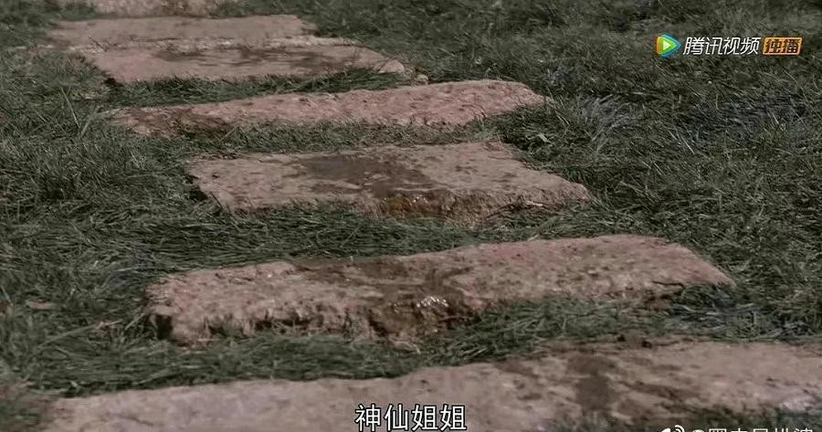 Sợ khán giả bỏ qua cảnh phim, máy quay còn &quot;bonus&quot; thêm đoạn đặc tả phần Đoàn Dự &quot;xả nước cứu thân&quot; tại chỗ.