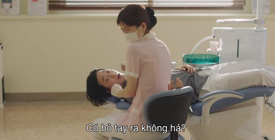 Khách hàng quấy rối Mi Seon bị Hye Jin bắt gặp Khách hàng quấy rối Mi Seon bị Hye Jin bắt gặp