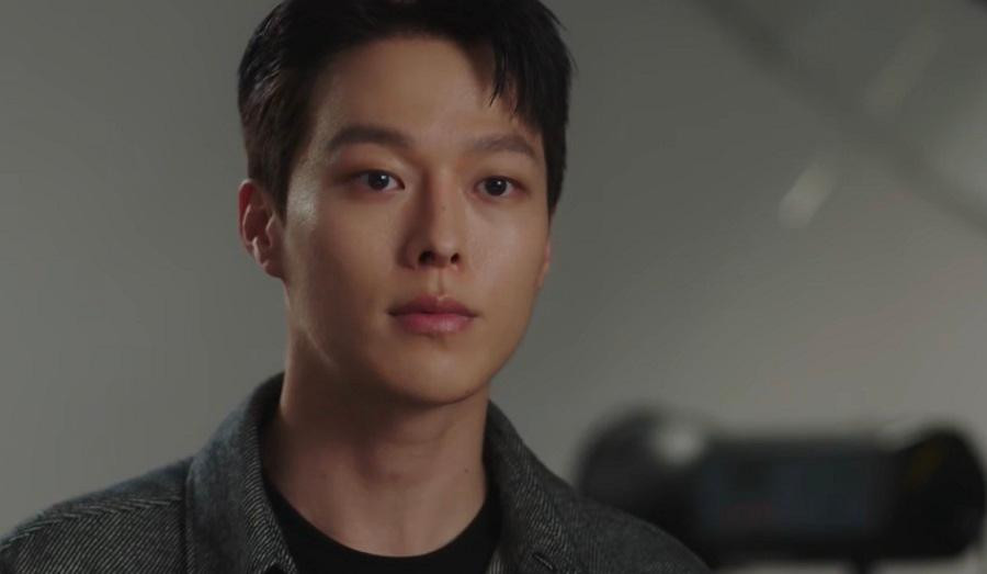 Jae Guk vẫn luôn giữ thái độ điềm tĩnh tiếp chuyện mẹ Young Eun.