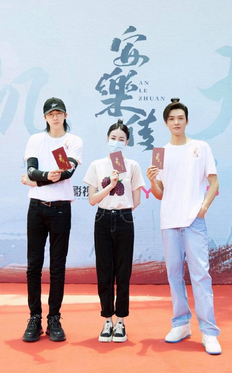 Địch Lệ Nhiệt Ba cao 1,7m lại rất tương xứng với Cung Tuấn và Lưu Vũ Ninh cao gần 1,9m. Địch Lệ Nhiệt Ba cao 1,7m lại rất tương xứng với Cung Tuấn và Lưu Vũ Ninh cao gần 1,9m.